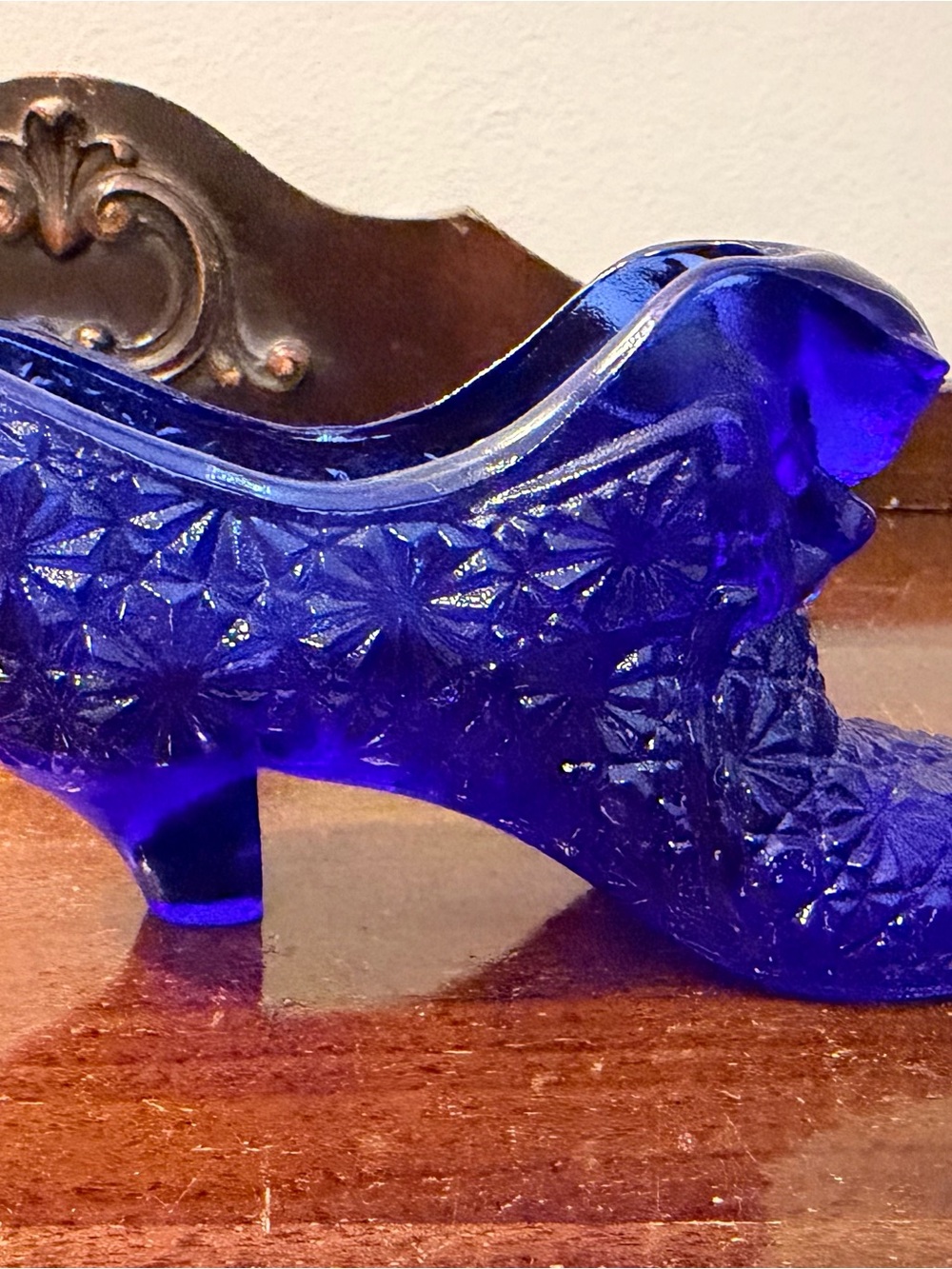 Vintage Fenton Cobalt Cat Head Shoe in Daisy & Button Pattern with sticker